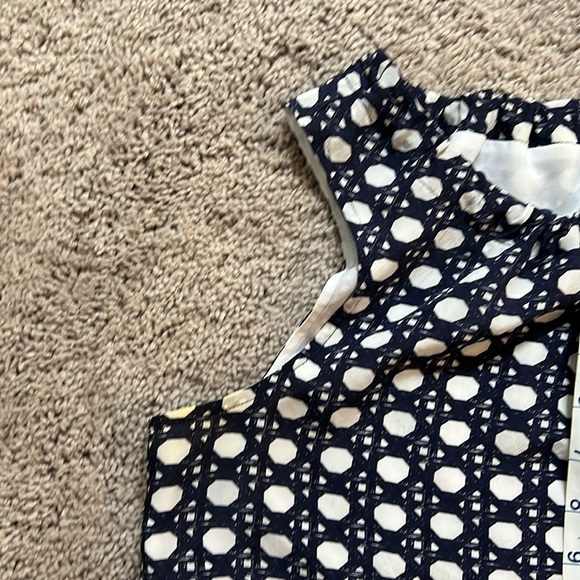 Vineyard Vine’s 100% silk adjustable neckline tie in back summer top. size 10 - Picture 10 of 11